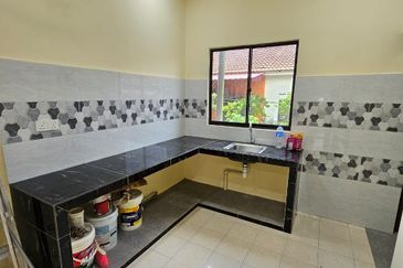 𝗧𝗔𝗠𝗔𝗡 𝗣𝗨𝗟𝗔𝗜 𝗘𝗠𝗔𝗦 𝗞𝗔𝗡𝗚𝗞𝗔𝗥 𝗣𝗨𝗟𝗔𝗜 Single Storey Terrence house 𝗙𝗢𝗥 RENT