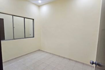 𝗧𝗔𝗠𝗔𝗡 𝗣𝗨𝗟𝗔𝗜 𝗘𝗠𝗔𝗦 𝗞𝗔𝗡𝗚𝗞𝗔𝗥 𝗣𝗨𝗟𝗔𝗜 Single Storey Terrence house 𝗙𝗢𝗥 RENT