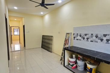 𝗧𝗔𝗠𝗔𝗡 𝗣𝗨𝗟𝗔𝗜 𝗘𝗠𝗔𝗦 𝗞𝗔𝗡𝗚𝗞𝗔𝗥 𝗣𝗨𝗟𝗔𝗜 Single Storey Terrence house 𝗙𝗢𝗥 RENT