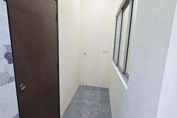 𝗧𝗔𝗠𝗔𝗡 𝗣𝗨𝗟𝗔𝗜 𝗘𝗠𝗔𝗦 𝗞𝗔𝗡𝗚𝗞𝗔𝗥 𝗣𝗨𝗟𝗔𝗜 Single Storey Terrence house 𝗙𝗢𝗥 RENT