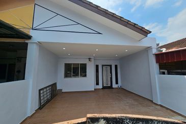 𝗧𝗔𝗠𝗔𝗡 𝗣𝗨𝗟𝗔𝗜 𝗘𝗠𝗔𝗦 𝗞𝗔𝗡𝗚𝗞𝗔𝗥 𝗣𝗨𝗟𝗔𝗜 Single Storey Terrence house 𝗙𝗢𝗥 RENT
