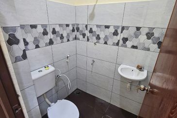 𝗧𝗔𝗠𝗔𝗡 𝗣𝗨𝗟𝗔𝗜 𝗘𝗠𝗔𝗦 𝗞𝗔𝗡𝗚𝗞𝗔𝗥 𝗣𝗨𝗟𝗔𝗜 Single Storey Terrence house 𝗙𝗢𝗥 RENT