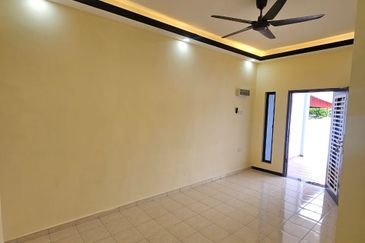 𝗧𝗔𝗠𝗔𝗡 𝗣𝗨𝗟𝗔𝗜 𝗘𝗠𝗔𝗦 𝗞𝗔𝗡𝗚𝗞𝗔𝗥 𝗣𝗨𝗟𝗔𝗜 Single Storey Terrence house 𝗙𝗢𝗥 RENT