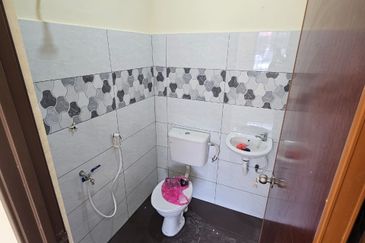 𝗧𝗔𝗠𝗔𝗡 𝗣𝗨𝗟𝗔𝗜 𝗘𝗠𝗔𝗦 𝗞𝗔𝗡𝗚𝗞𝗔𝗥 𝗣𝗨𝗟𝗔𝗜 Single Storey Terrence house 𝗙𝗢𝗥 RENT