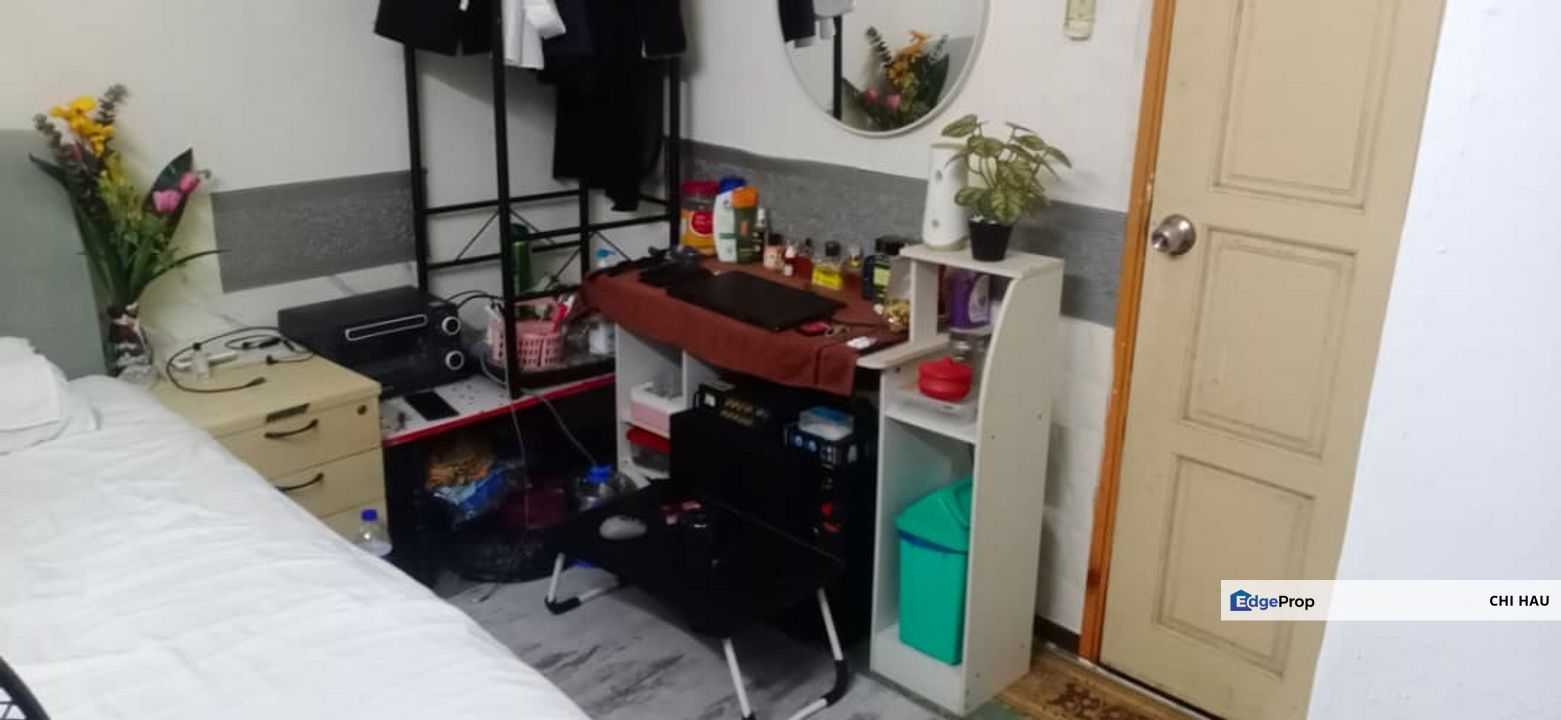 Mix gender room available for rent with Free Wifi and Water at Indah Villa, Selangor, Bandar Sunway