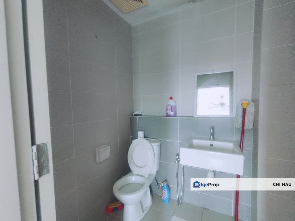 Setiawalk mix gender master room for rent with free Wifi, water & electricity nearby LRT Puchong, Selangor, Puchong