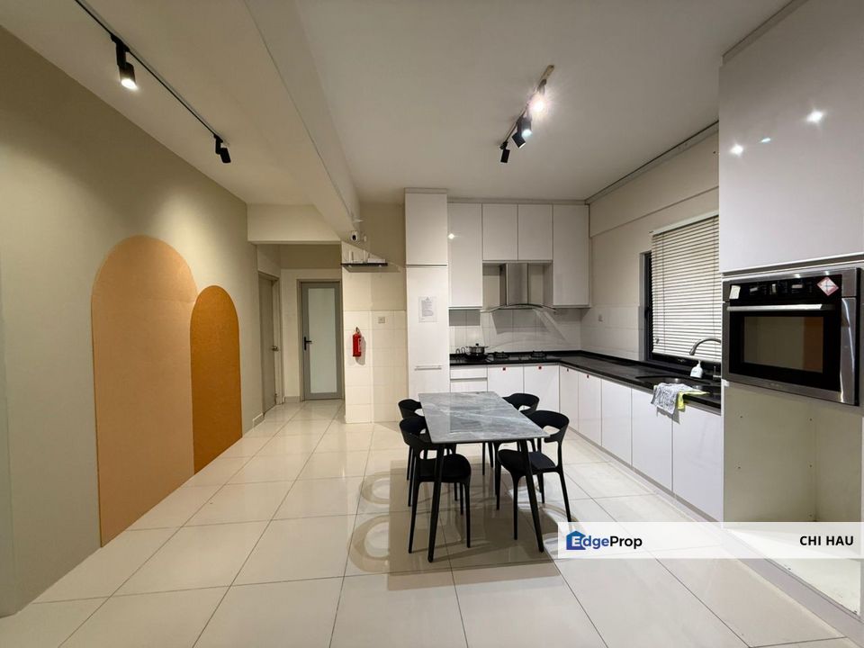 Setiawalk Puchong male balcony room with Wifi, water & electricity near LRT, Selangor, Puchong