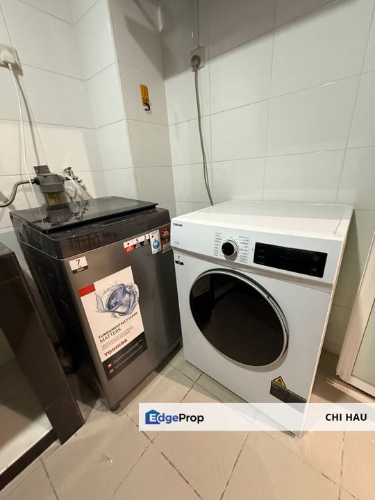 Setiawalk Puchong male balcony room with Wifi, water & electricity near LRT, Selangor, Puchong