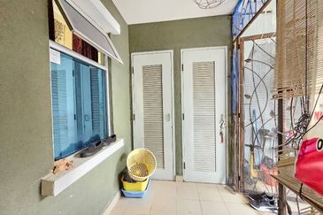 Bandar Enstek (Timur)