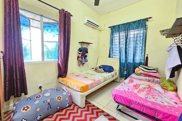 Bandar Enstek (Timur)