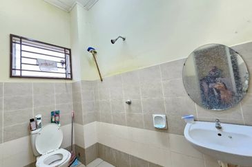 Bandar Enstek (Timur)