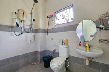 Bandar Enstek (Timur)