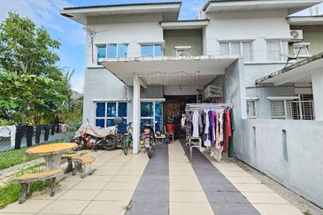 Bandar Enstek (Timur)