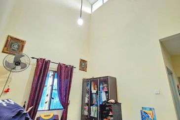 Bandar Enstek (Timur)