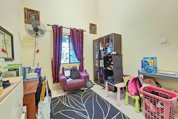 Bandar Enstek (Timur)