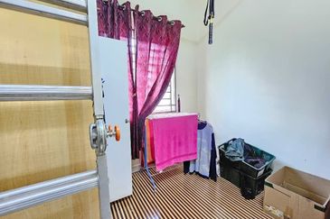 Bandar Enstek (Timur)