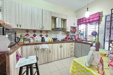 Bandar Enstek (Timur)