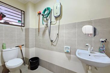 Bandar Enstek (Timur)