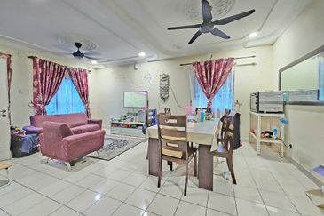 Bandar Enstek (Timur)