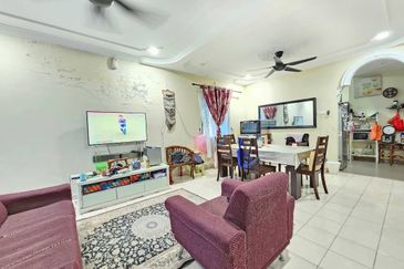 Bandar Enstek (Timur)