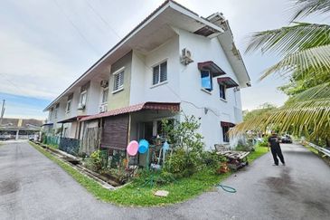 Bandar Enstek (Timur)