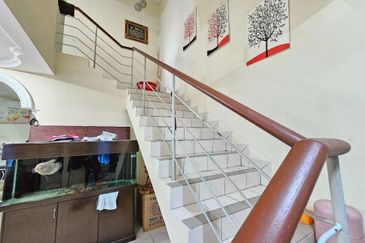 Bandar Enstek (Timur)