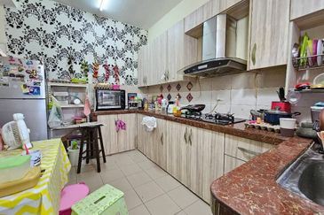 Bandar Enstek (Timur)