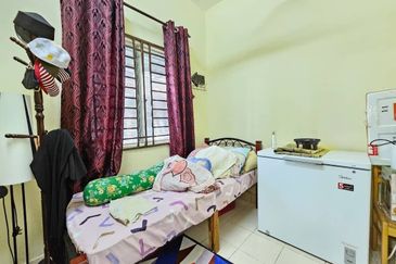 Bandar Enstek (Timur)