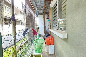 Bandar Enstek (Timur)