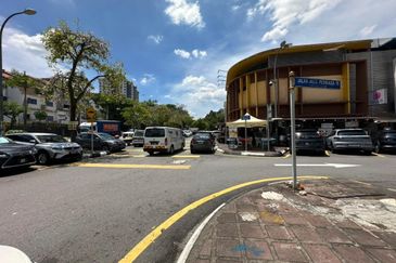 Aked esplanad bukit jalil shop for rent 