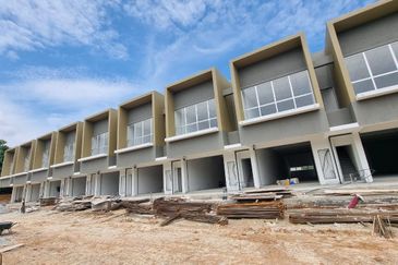 Sepang Kota Warisan Salak Tinggi Dengkil 2 Storey FREEHOLD Shop @ RM 1.1mil only, Facing Main Road, Super High Exposure