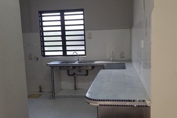 RUMAH TERES SETINGKAT (CORNER LOT) SIMPANG AMPAT PENANG