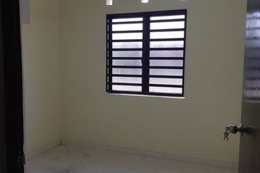 RUMAH TERES SETINGKAT (CORNER LOT) SIMPANG AMPAT PENANG