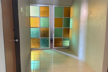 RUMAH TERES SETINGKAT UNTUK DI SEWA