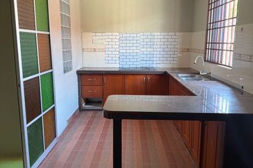 RUMAH TERES SETINGKAT UNTUK DI SEWA