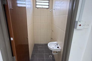 RUMAH TERES SEMI-D SETINGKAT UNTUK DISEWA