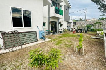 RUMAH TERES 2 TINGKAT CORNER LOT UNTUK DI JUAL