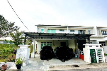 RUMAH TERES 2 TINGKAT CORNER LOT UNTUK DI JUAL