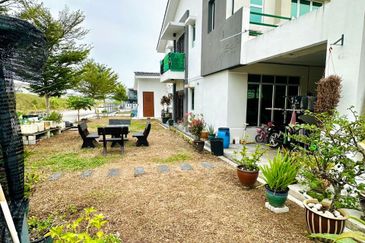 RUMAH TERES 2 TINGKAT CORNER LOT UNTUK DI JUAL