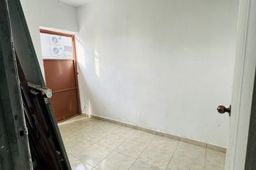 RUMAH TERES 2 TINGKAT CORNER LOT UNTUK DI JUAL