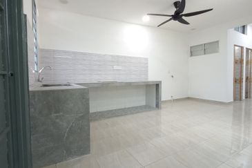 RUMAH TERES SETINGKAT (FULLY RENO) UNTUK DI JUAL