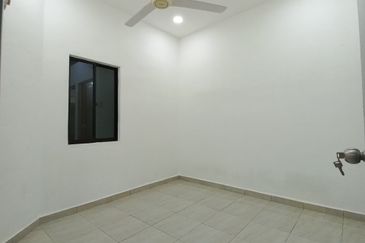 RUMAH TERES SETINGKAT (FULLY RENO) UNTUK DI JUAL