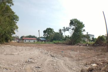 TANAH LOT BANGLO BERDEKATAN JALAN BESAR UNTUK DIJUAL