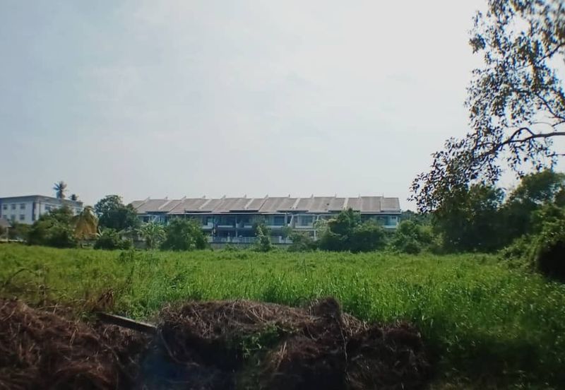 TANAH LOT BANGLO BERDEKATAN JALAN BESAR UNTUK DIJUAL