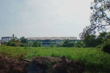 TANAH LOT BANGLO BERDEKATAN JALAN BESAR UNTUK DIJUAL