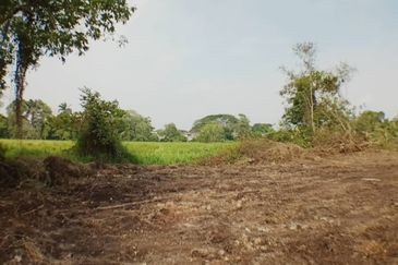 TANAH LOT BANGLO BERDEKATAN JALAN BESAR UNTUK DIJUAL