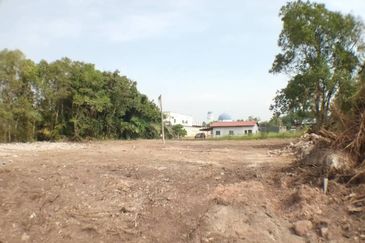 TANAH LOT BANGLO BERDEKATAN JALAN BESAR UNTUK DIJUAL