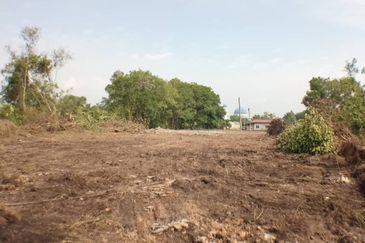 TANAH LOT BANGLO BERDEKATAN JALAN BESAR UNTUK DIJUAL