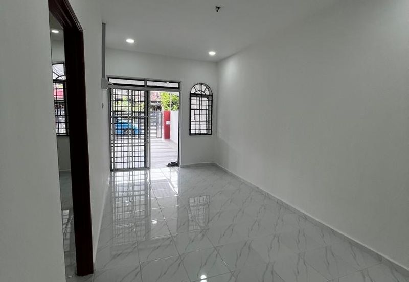 RUMAH TERES SETINGKAT UNTUK DIJUAL (FULLY RENO)