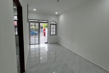RUMAH TERES SETINGKAT UNTUK DIJUAL (FULLY RENO)
